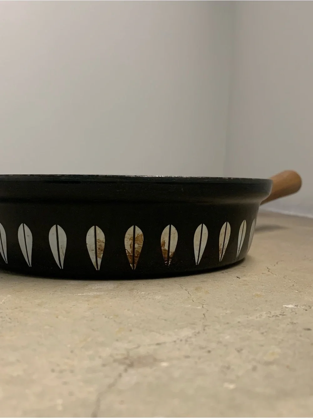 Cathrineholm Lotus Black Enamel Skillet Sauté Frying Pan with Wooden Handle